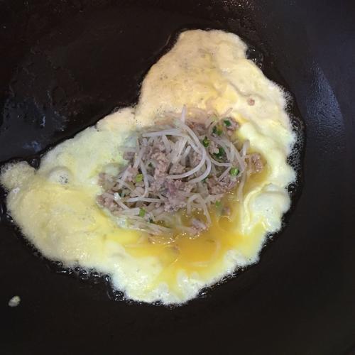 【绿豆芽包蛋】