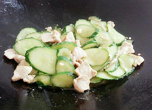 【黄瓜炒肉】