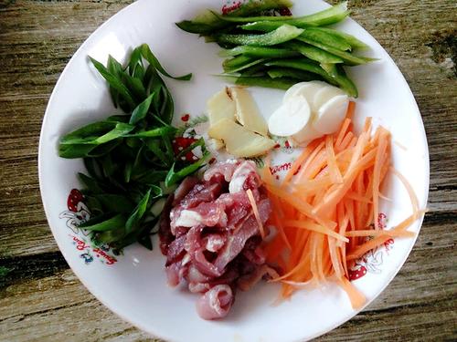 【茄子炒肉丝】