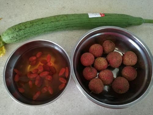 【丝瓜炒荔枝】