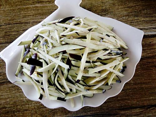 【茄子炒肉丝】