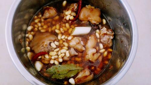 【红烧猪蹄炖黄豆】