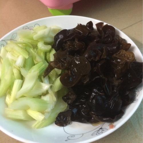 【西芹炒木耳】