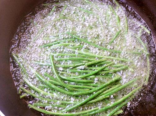 【彩椒过油豇豆】