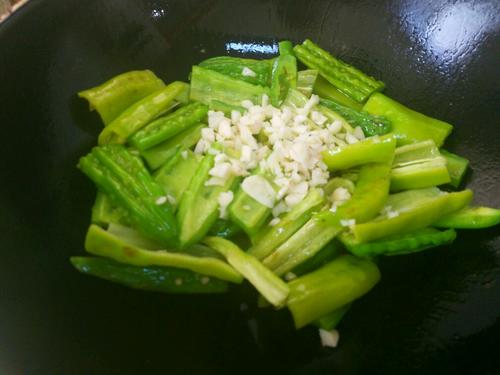 【青椒煎苦瓜】