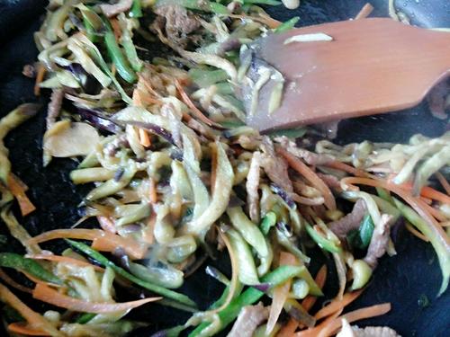 【茄子炒肉丝】