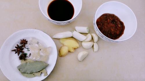 【红烧猪蹄炖黄豆】