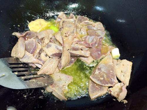 【蒜苗炒猪肝】