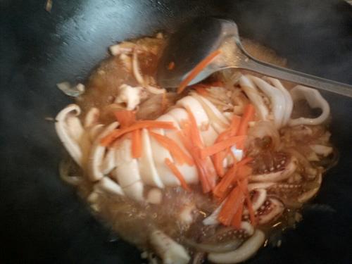 【洋葱烩鱿鱼】