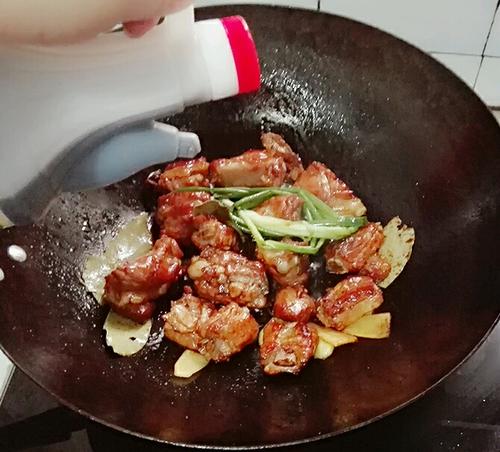 【排骨炖小土豆】