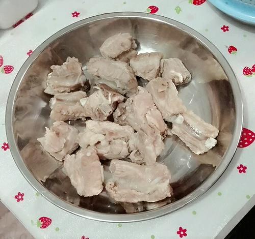 【排骨炖小土豆】