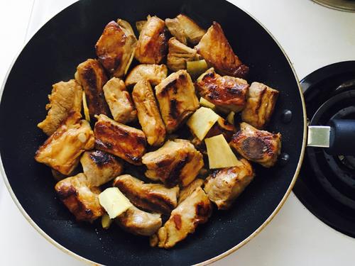 【胡萝卜芹菜闷排骨】