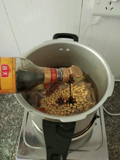 【黄豆焖猪蹄】