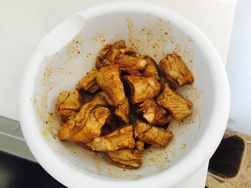 【胡萝卜芹菜闷排骨】