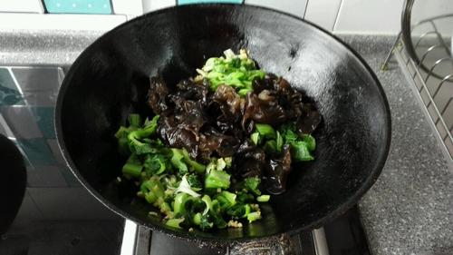 【木耳炒小白菜】