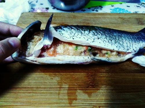 【鲫鱼塞肉】