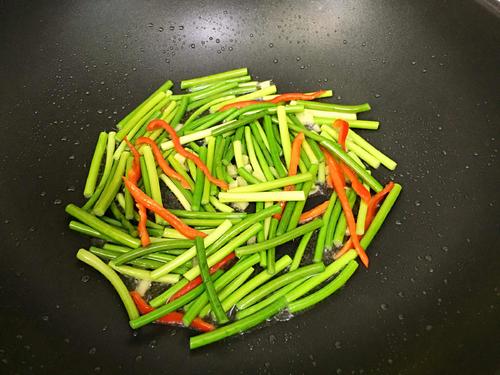 【香干炒蒜苔】