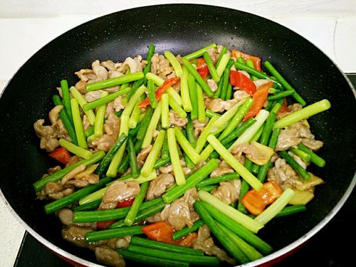 【蒜苔炒鸭片】