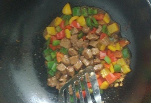 【黑椒牛肉粒】