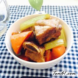 胡萝卜芹菜闷排骨的做法