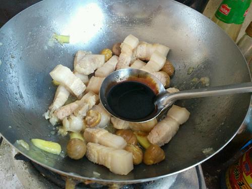 【栗子红烧肉】