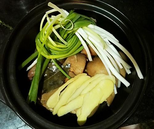 【药膳山药炖猪蹄】