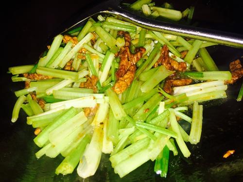 【牛肉炒芹菜】