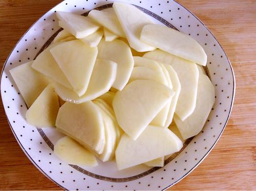 【过油肉土豆片】