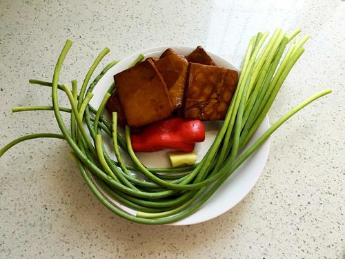 【香干炒蒜苔】