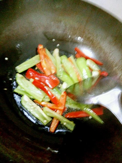 【虎皮椒炒肉皮】