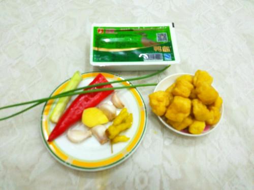 【鸭血烧油豆腐】