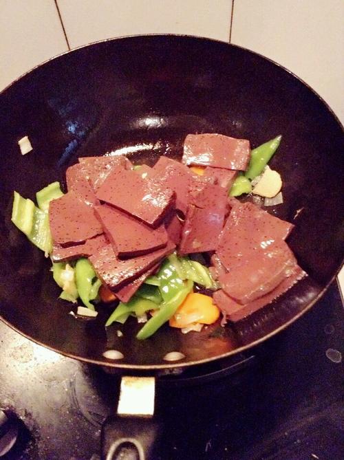 【青椒炒羊血】