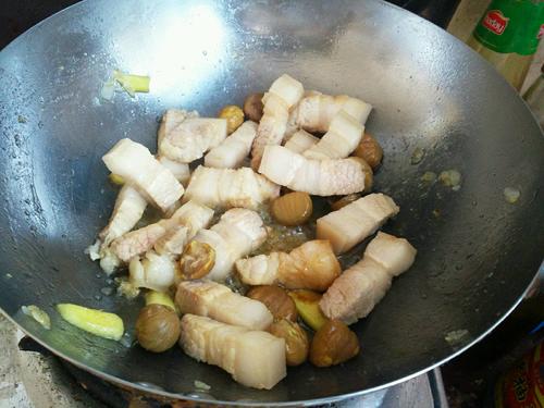 【栗子红烧肉】