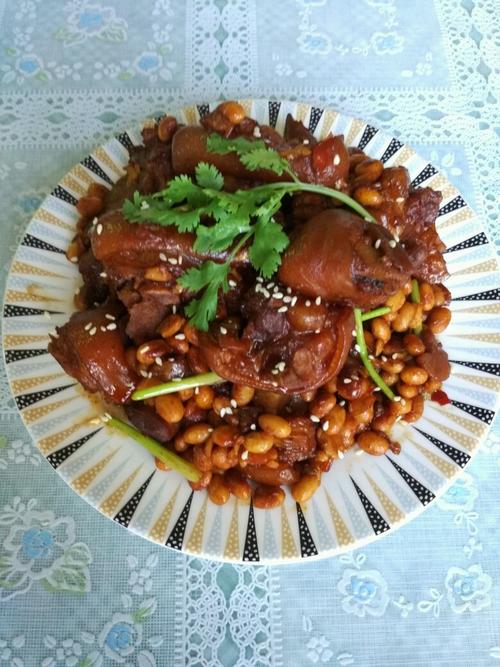 【黄豆焖猪蹄】