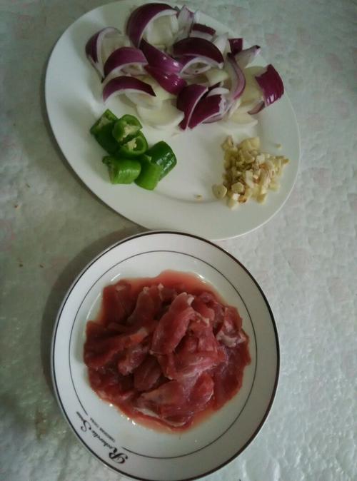 【牛肉炒洋葱】