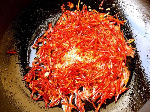 【香辣干炸肉丝】