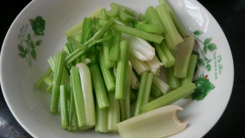 【熏干炒香芹】