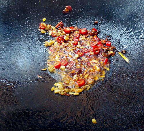 【青椒爆肥肠】