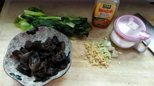 【木耳炒小白菜】