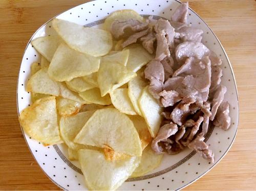【过油肉土豆片】