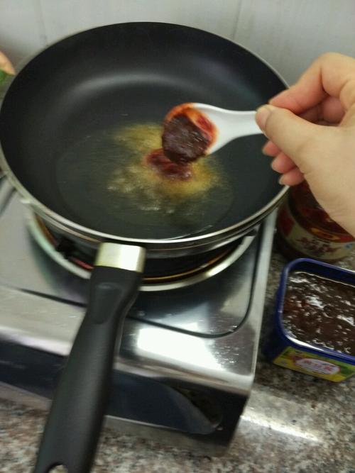 【黄豆焖猪蹄】