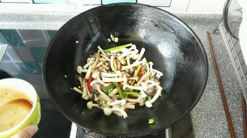 【双椒炒蟹味菇】