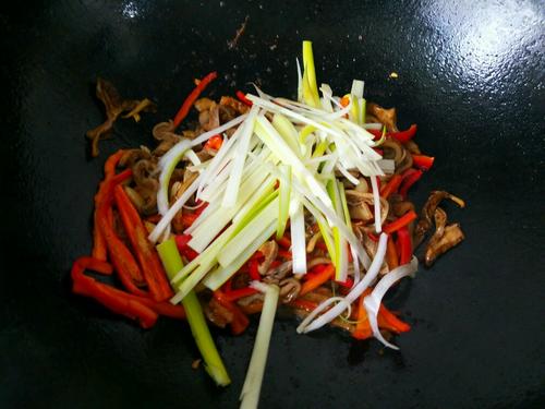 【红椒炒肚丝】