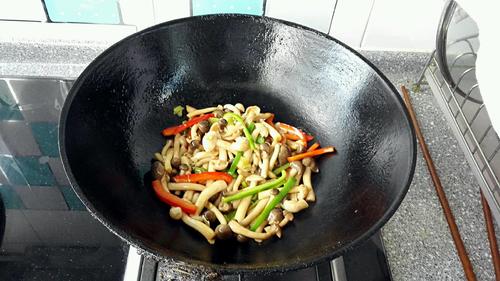 【双椒炒蟹味菇】