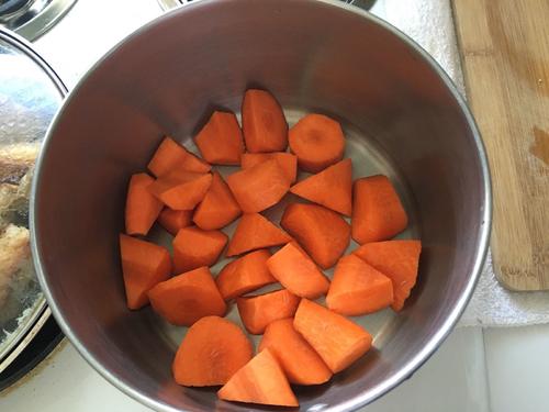 【胡萝卜芹菜闷排骨】