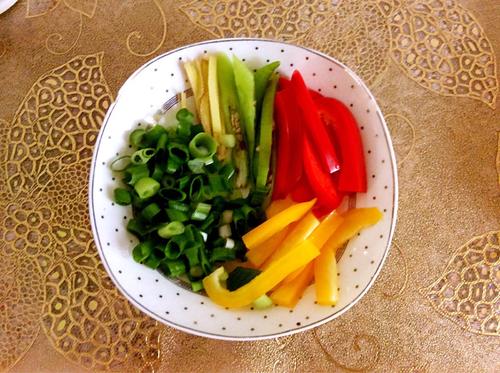 【彩椒过油土豆条】