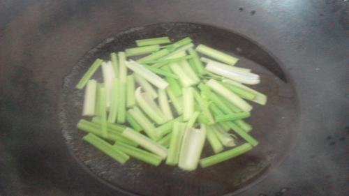 【熏干炒香芹】