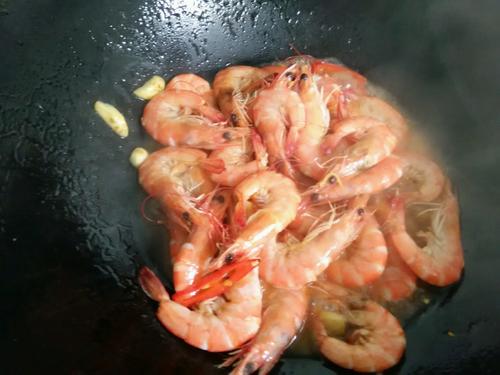 【蒜香葱油基围虾】