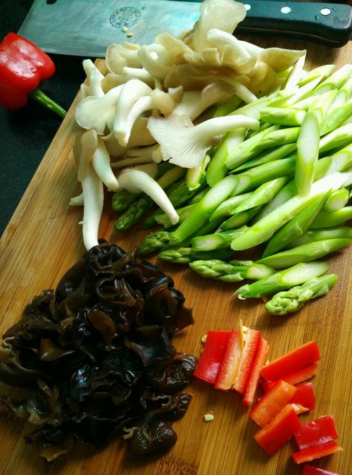 【芦笋炒木耳】