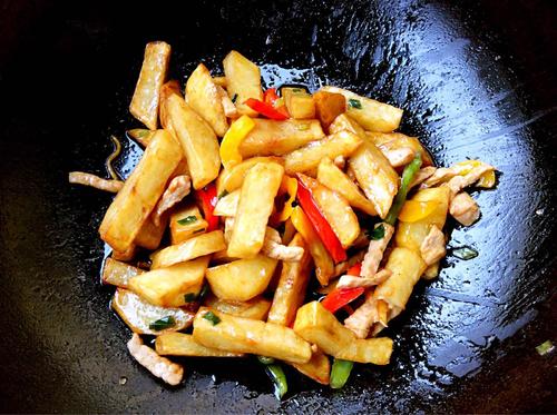 【彩椒过油土豆条】